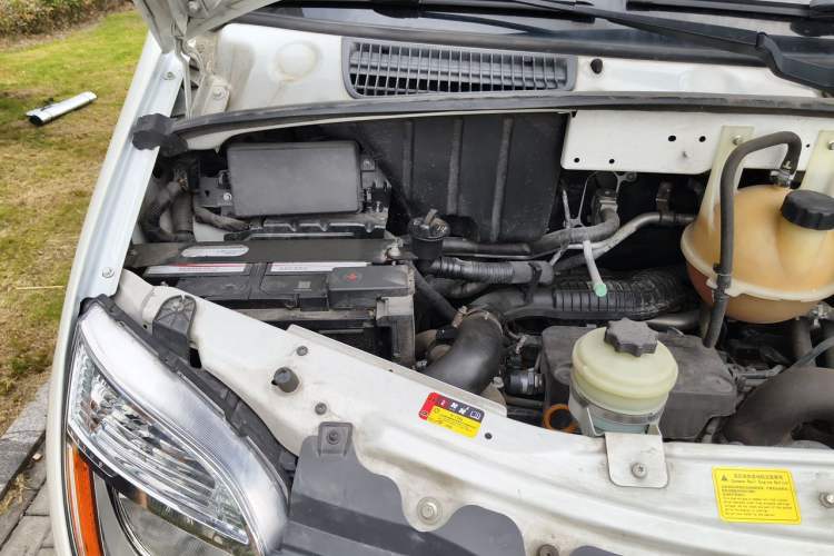 Used SAIC MAXUS Xintu V80 2021 2.0T AMT Classic Aoyuntong 127 PS Mid-axle Mid-roof 6/7/8/9-Seater Engine Bay Right