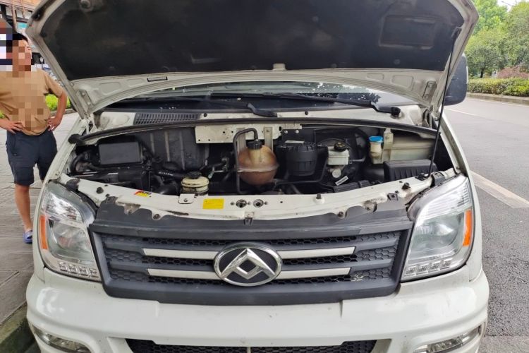 Used SAIC MAXUS Xintu V80 2021 2.0T Manual Classic Aoyuntong 139 PS Mid-axle Mid-roof 6/7/8/9-Seater Engine Bay