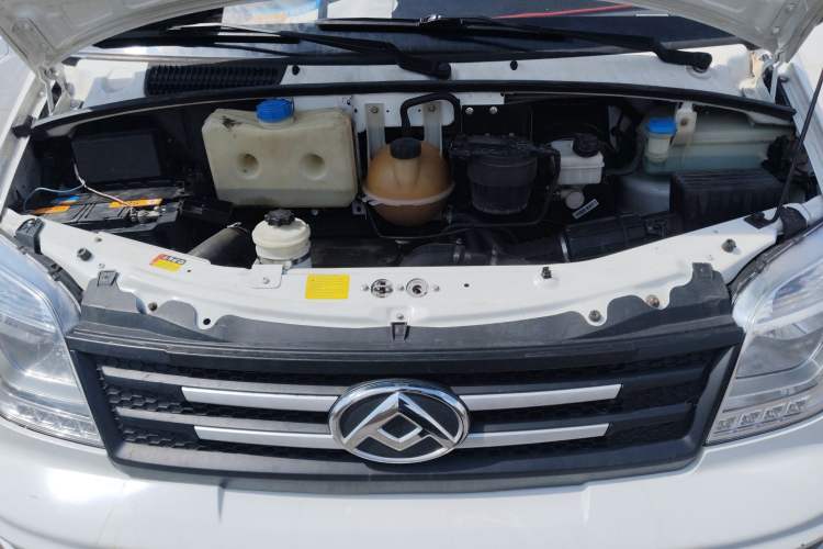 Used SAIC MAXUS Xintu V80 2021 2.0T Manual Classic Aoyuntong Long Wheelbase Mid-Roof 6/7/8/9-Seater Engine Bay