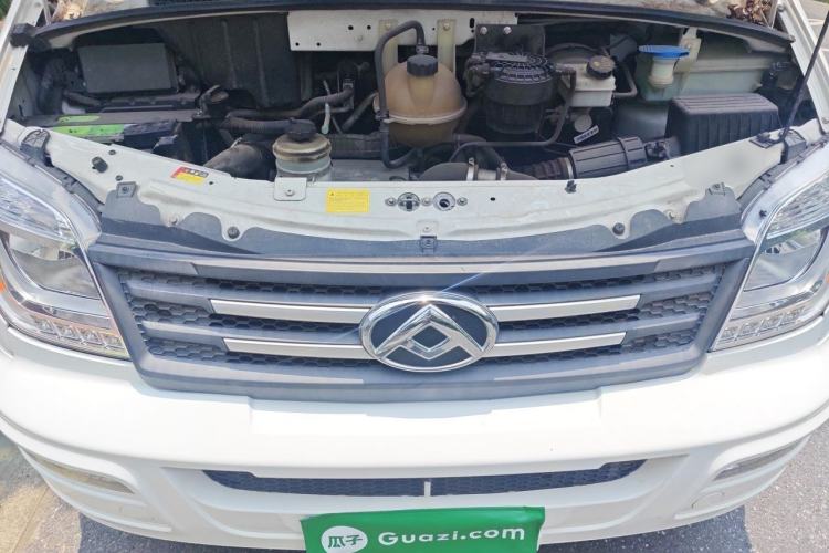 Used SAIC MAXUS Xintu V80 2021 2.0T Manual Classic City Delivery King Long Wheelbase Mid-Roof 3 Seats Engine Bay