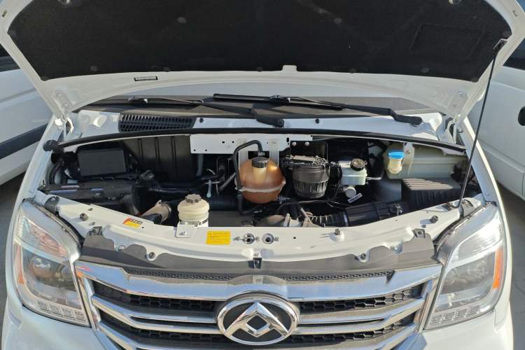 Used SAIC MAXUS Xintu V80 2021 2.0T PLUS Manual All-Around King Long Wheelbase Mid-Roof Variant with 6/7/8/9 Seats Engine Bay