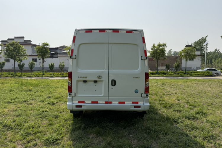 Used SAIC MAXUS Xintu V80 2021 2.0T Manual Classic City Delivery King Short Wheelbase Mid-Roof Design 3 Seats Exterior 1