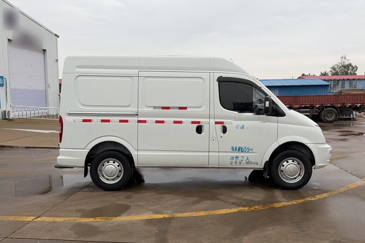Used SAIC MAXUS Xintu V80 2021 2.0T Manual Classic City Delivery King Short Wheelbase Mid-Roof Design 3 Seats Exterior 2