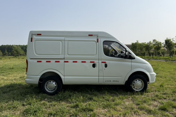 Used SAIC MAXUS Xintu V80 2021 2.0T Manual Classic City Delivery King Short Wheelbase Mid-Roof Design 3 Seats Exterior 3