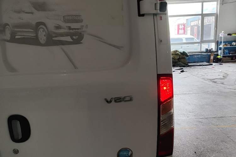 Used SAIC MAXUS Xintu V80 2021 2.0T Manual Classic City Delivery King Short Wheelbase Mid-Roof Design 3 Seats Exterior 3
