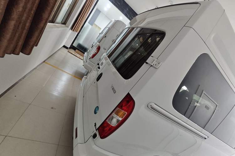 Used SAIC MAXUS Xintu V80 2021 2.0T AMT Classic Aoyuntong Short Wheelbase Mid-Roof 5/6-Seater Exterior 4