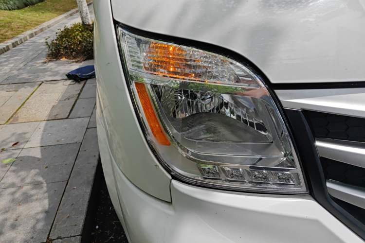 Used SAIC MAXUS Xintu V80 2021 2.0T Manual Classic City Delivery King Short Wheelbase Mid-Roof Design 3 Seats Exterior 6