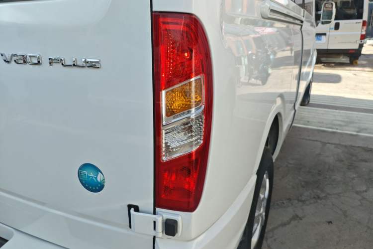 Used SAIC MAXUS Xintu V80 2021 2.0T PLUS Manual All-Around King Long Wheelbase Mid-Roof Variant with 6/7/8/9 Seats Exterior 6