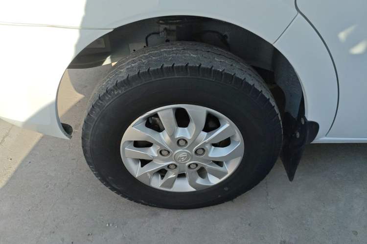 Used SAIC MAXUS Xintu V80 2021 2.0T PLUS Manual All-Around King Long Wheelbase Mid-Roof Variant with 6/7/8/9 Seats Exterior 7