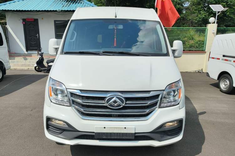 Used SAIC MAXUS Xintu V80 2021 2.0T AMT Classic Aoyuntong Short Wheelbase Mid-Roof 5/6-Seater Front