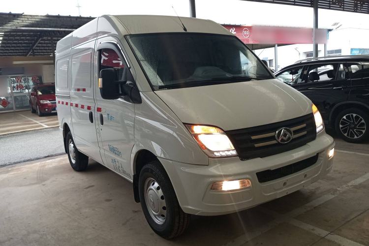 Used SAIC MAXUS Xintu V80 2021 2.0T Manual Classic City Delivery King Short Wheelbase Mid-Roof Design 3 Seats Front Right 45 Deg
