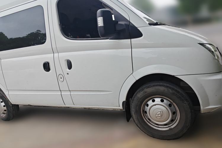 Used SAIC MAXUS Xintu V80 2021 2.0T Manual Classic Aoyuntong Short Wheelbase Mid-Roof 5/6-Seater Front Right 45 Deg