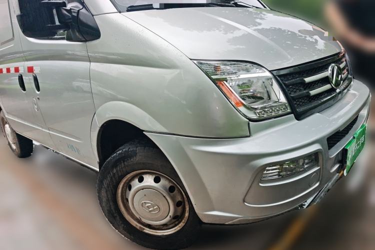 Used SAIC MAXUS Xintu V80 2021 2.0T Manual Classic City Delivery King Short Wheelbase Ultra-Low Roof 3-Seater Front Right 45 Deg
