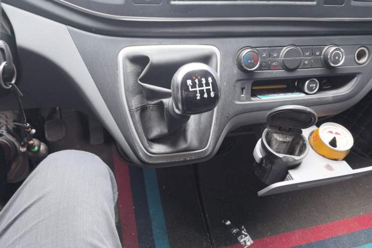 Used SAIC MAXUS Xintu V80 2021 2.0T PLUS Manual Aoyuntong Short Wheelbase Mid-Roof 5/6-Seater Gear Lever