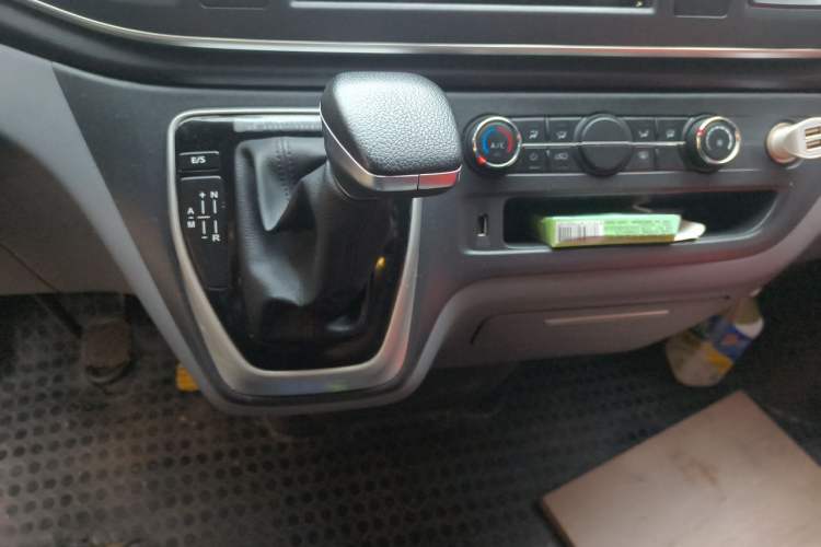 Used SAIC MAXUS Xintu V80 2021 2.0T AMT Classic Aoyuntong 127 PS Mid-axle Mid-roof 6/7/8/9-Seater Gear Lever