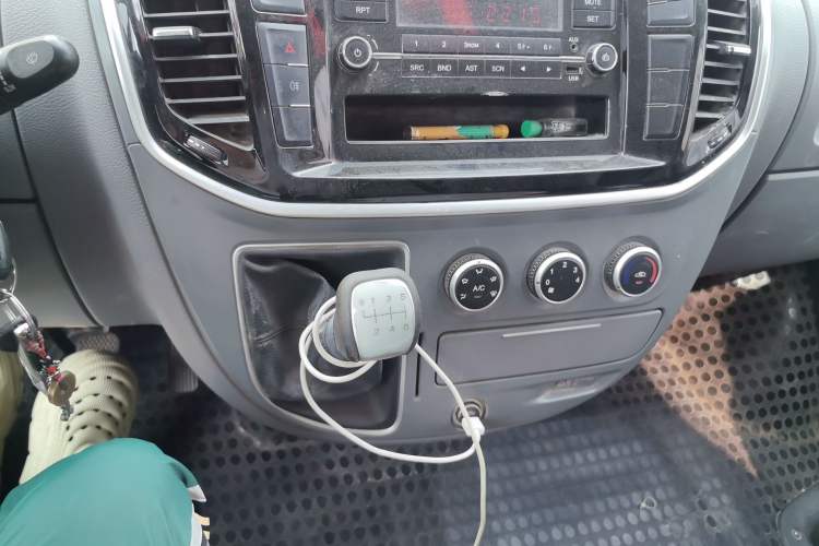 Used SAIC MAXUS Xintu V80 2021 2.0T Manual Classic Aoyuntong Short Wheelbase Mid-Roof 5/6-Seater Gear Lever