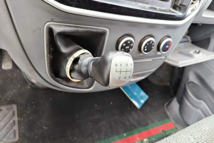 Used SAIC MAXUS Xintu V80 2021 2.0T Manual Classic Aoyuntong Short Wheelbase Mid-Roof 5/6-Seater Gear Lever