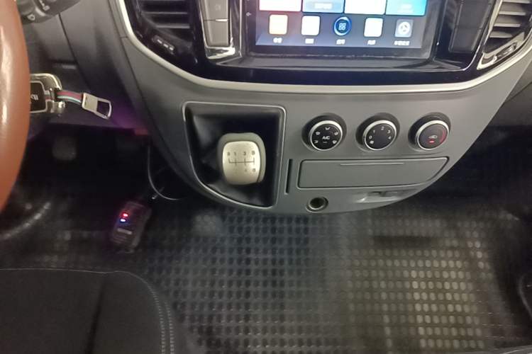 Used SAIC MAXUS Xintu V80 2021 2.0T Manual Classic Aoyuntong Short Wheelbase Mid-Roof 5/6-Seater Gear Lever