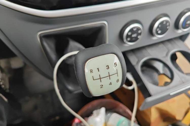 Used SAIC MAXUS Xintu V80 2021 2.0T Manual Classic Aoyuntong Short Wheelbase Mid-Roof 5/6-Seater Gear Lever