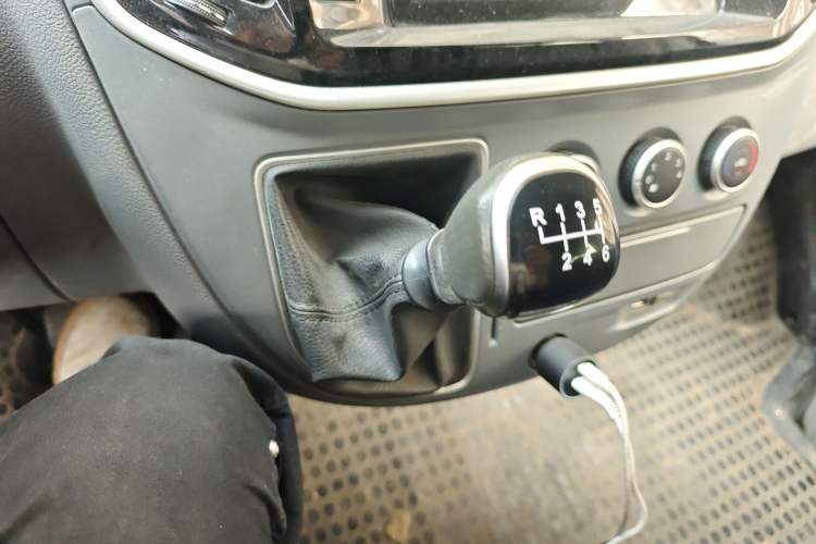 Used SAIC MAXUS Xintu V80 2021 2.0T Manual Classic Aoyuntong Short Wheelbase Mid-Roof 5/6-Seater Gear Lever