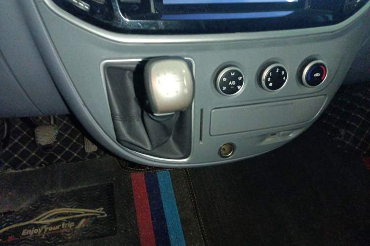 Used SAIC MAXUS Xintu V80 2021 2.0T Manual Classic Aoyuntong Short Wheelbase Mid-Height 7/8/9-Seater Gear Lever