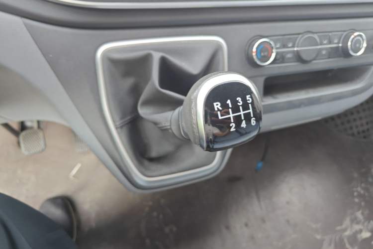 Used SAIC MAXUS Xintu V80 2021 2.0T PLUS Manual All-Around King Long Wheelbase Mid-Roof Variant with 6/7/8/9 Seats Gear Lever