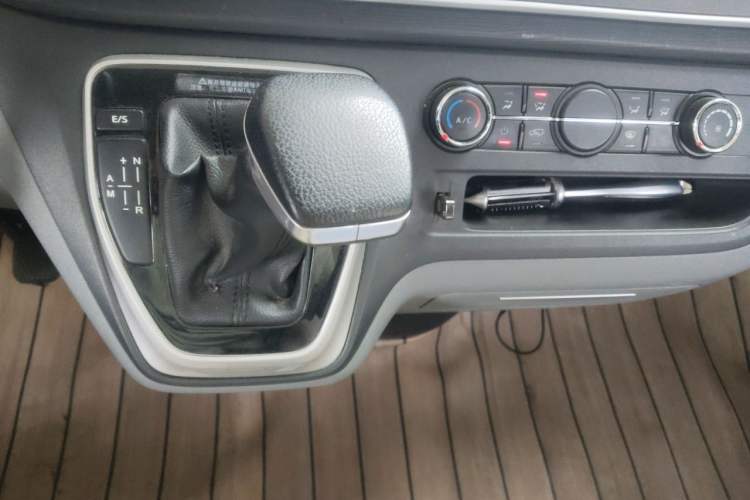 Used SAIC MAXUS Xintu V80 2021 2.0T PLUS AMT Aoyuntong Short-Wheelbase Mid-Roof 5/6-Seater Gear Lever