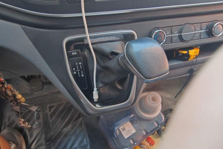 Used SAIC MAXUS Xintu V80 2021 2.0T PLUS AMT Aoyuntong Short-Wheelbase Mid-Roof 5/6-Seater Gear Lever