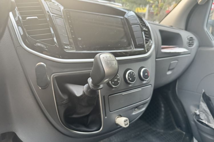 Used SAIC MAXUS Xintu V80 2021 2.0T Manual Classic Aoyuntong Short Wheelbase Mid-Roof 5/6-Seater Gear Lever