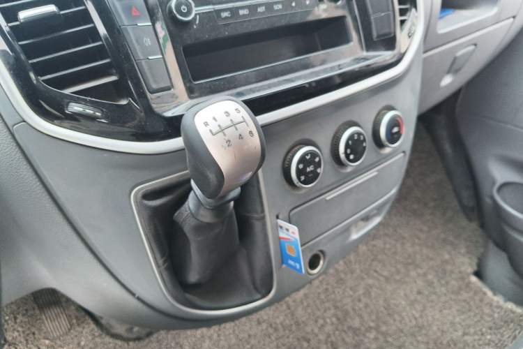 Used SAIC MAXUS Xintu V80 2021 2.0T Manual Classic Aoyuntong Short Wheelbase Mid-Roof 5/6-Seater Gear Lever