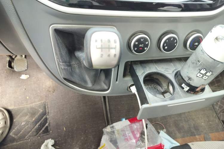 Used SAIC MAXUS Xintu V80 2021 2.0T Manual Classic Aoyuntong Short Wheelbase Ultra-Low Roof 5/6-Seater Gear Lever