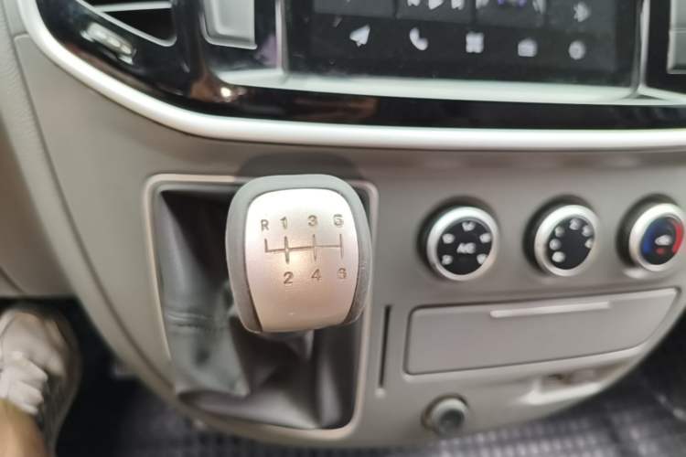 Used SAIC MAXUS Xintu V80 2021 2.0T Manual Classic Aoyuntong Long Wheelbase Mid-Roof 6/7/8/9-Seater Gear Lever