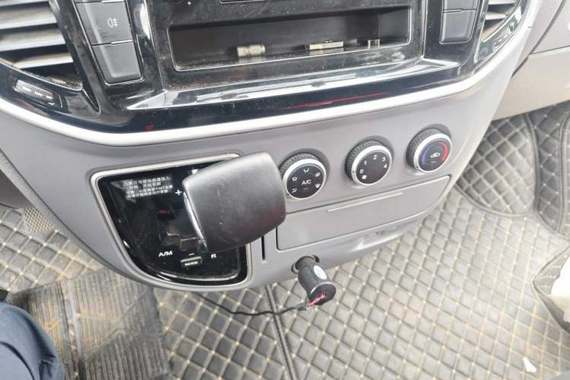Used SAIC MAXUS Xintu V80 2021 2.0T AMT Classic Aoyuntong Short Wheelbase Mid-Roof 5/6-Seater Gear Lever