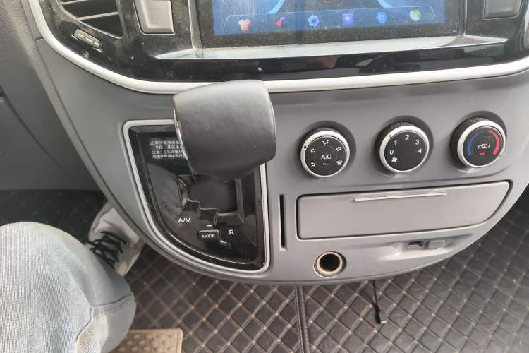 Used SAIC MAXUS Xintu V80 2021 2.0T AMT Classic Aoyuntong Short Wheelbase Mid-Roof 5/6-Seater Gear Lever