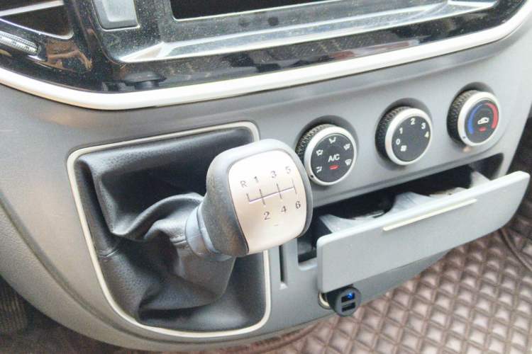 Used SAIC MAXUS Xintu V80 2021 2.0T Manual Classic Aoyuntong Short Wheelbase Mid-Roof 5/6-Seater Gear Lever