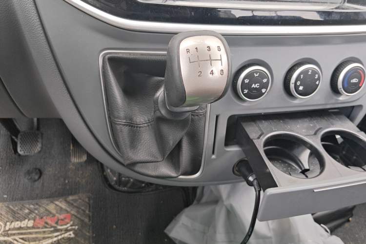 Used SAIC MAXUS Xintu V80 2021 2.0T Manual Classic Aoyuntong Long Wheelbase Mid-Roof 6/7/8/9-Seater Gear Lever