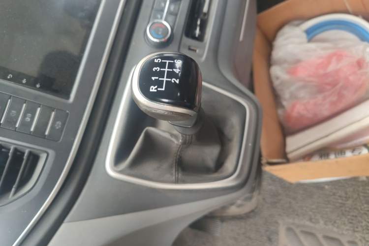 Used SAIC MAXUS Xintu V80 2021 2.0T PLUS Manual Aoyuntong Short Wheelbase Mid-Roof 5/6-Seater Gear Lever