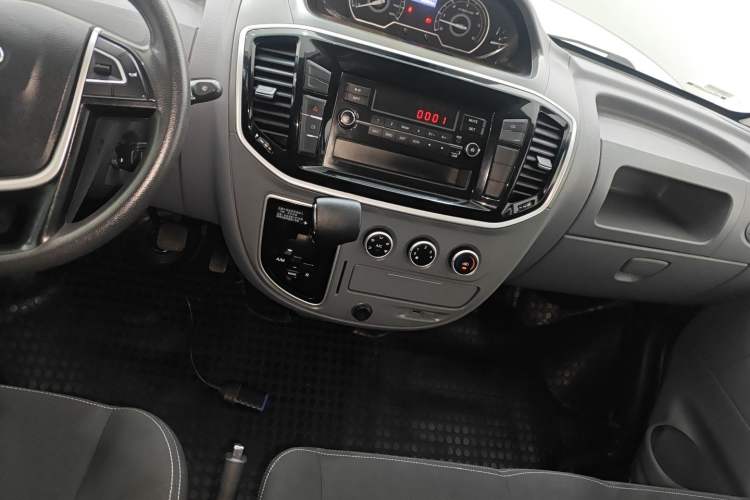 Used SAIC MAXUS Xintu V80 2021 2.0T AMT Classic Aoyuntong Short Wheelbase Mid-Roof 5/6-Seater Gear Lever