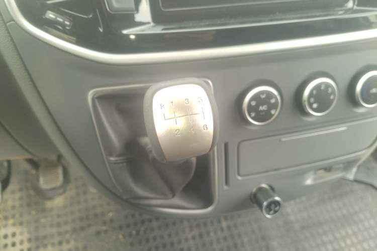 Used SAIC MAXUS Xintu V80 2021 2.0T Manual Classic Aoyuntong Short Wheelbase Ultra-Low Roof 5/6-Seater Gear Lever