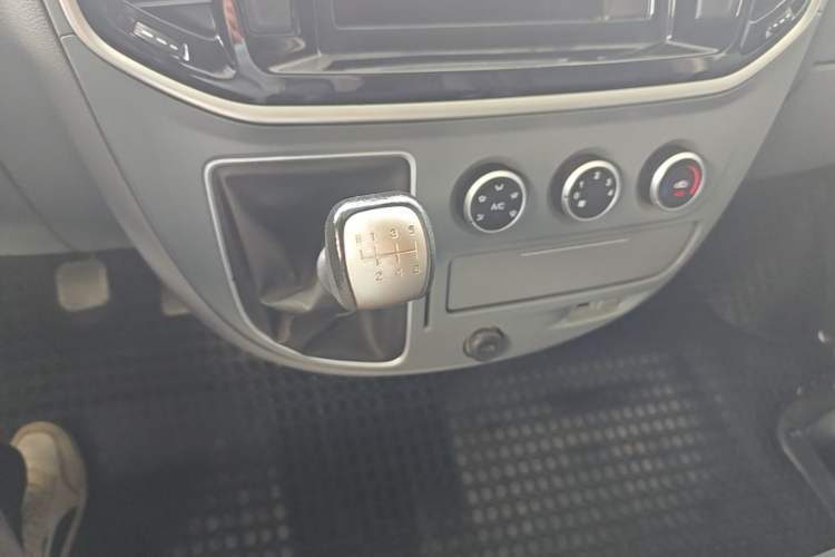 Used SAIC MAXUS Xintu V80 2021 2.0T Manual Classic Aoyuntong Short Wheelbase Ultra-Low Roof 5/6-Seater Gear Lever
