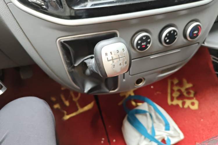 Used SAIC MAXUS Xintu V80 2021 2.0T Manual Classic Aoyuntong Long Wheelbase Mid-Roof 6/7/8/9-Seater Gear Lever