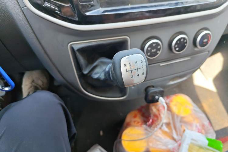Used SAIC MAXUS Xintu V80 2021 2.0T Manual Classic Aoyuntong Short Wheelbase Mid-Roof 5/6-Seater Gear Lever