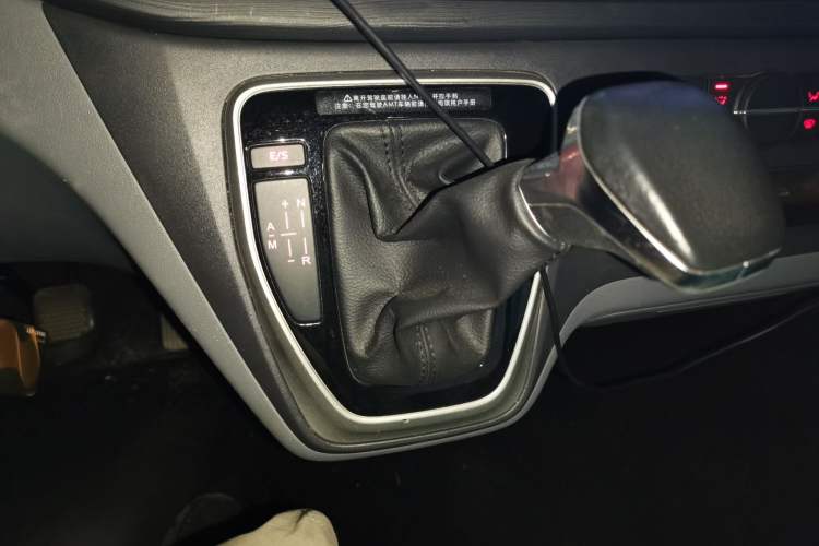 Used SAIC MAXUS Xintu V80 2021 2.0T PLUS AMT City Edition Short Wheelbase Ultra-Low Roof 5/6-Seater Gear Lever