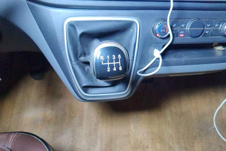 Used SAIC MAXUS Xintu V80 2021 2.0T Manual Classic Aoyuntong 139 PS Mid-axle Mid-roof 6/7/8/9-Seater Gear Lever