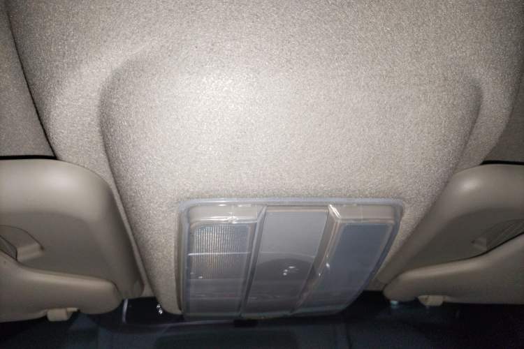 Used SAIC MAXUS Xintu V80 2021 2.0T AMT Classic City Distribution King Long Wheelbase Mid-Roof 3-Seater Headliner