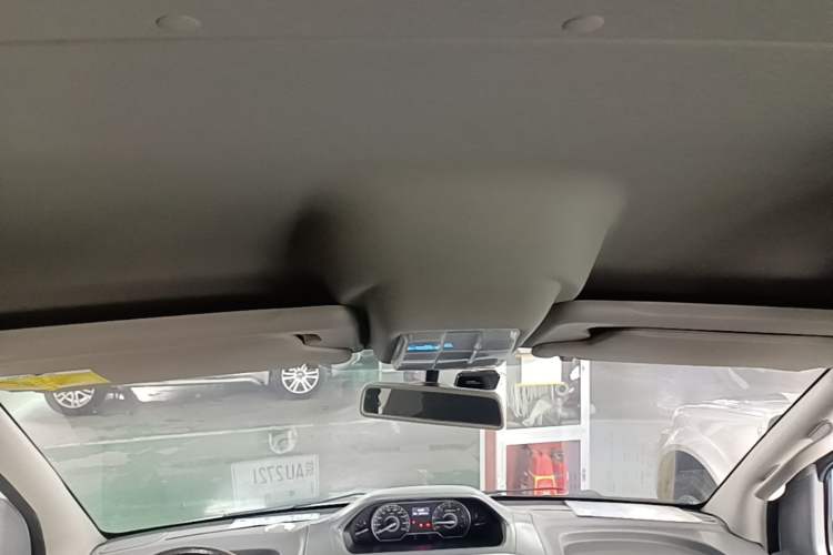 Used SAIC MAXUS Xintu V80 2021 2.0T Manual Classic Aoyuntong Short Wheelbase Mid-Roof 5/6-Seater Headliner
