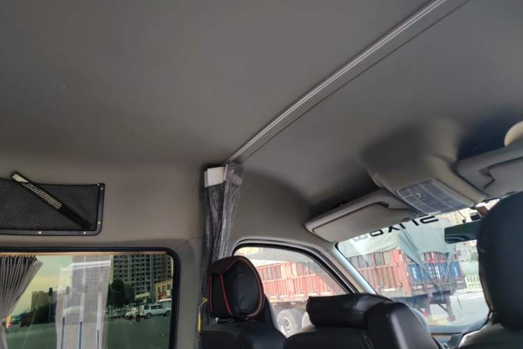Used SAIC MAXUS Xintu V80 2021 2.0T AMT Classic Aoyuntong Short Wheelbase Mid-Roof 5/6-Seater Headliner