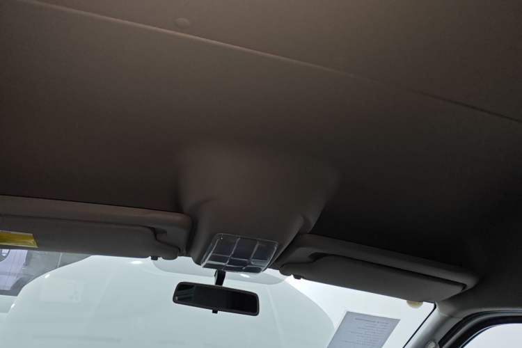 Used SAIC MAXUS Xintu V80 2021 2.0T AMT Classic Aoyuntong Short Wheelbase Mid-Roof 5/6-Seater Headliner
