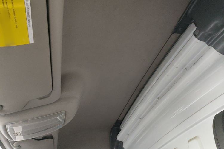 Used SAIC MAXUS Xintu V80 2021 2.0T Manual Classic City Delivery King Short Wheelbase Mid-Roof Design 3 Seats Headliner