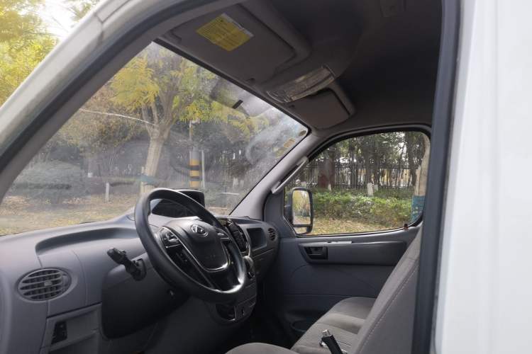 Used SAIC MAXUS Xintu V80 2021 2.0T Manual Classic City Delivery King Long Wheelbase Mid-Roof 3 Seats Headliner